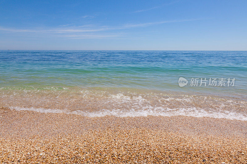 海岸线上布满卵石的海滩