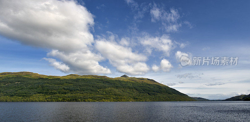 苏格兰的洛蒙德湖，蓝天白云