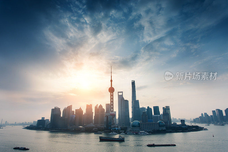 阳光明媚的早晨，上海的天际线