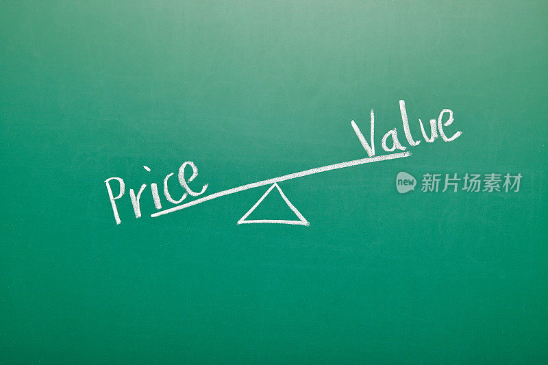 价格价值平衡在黑板上