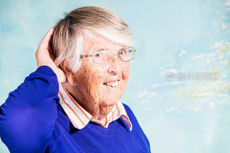 一位戴着人工耳蜗几乎聋的老妇看着摄像机