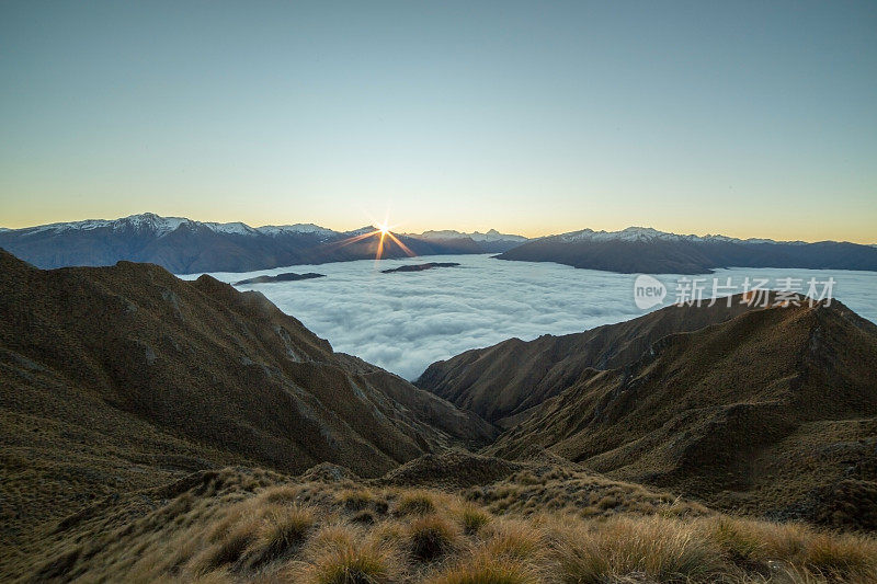 最后一轮太阳掠过山顶的云层