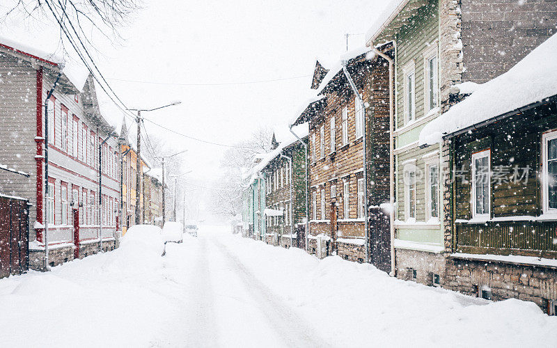 大雪，城里的冬天。爱沙尼亚塔林。