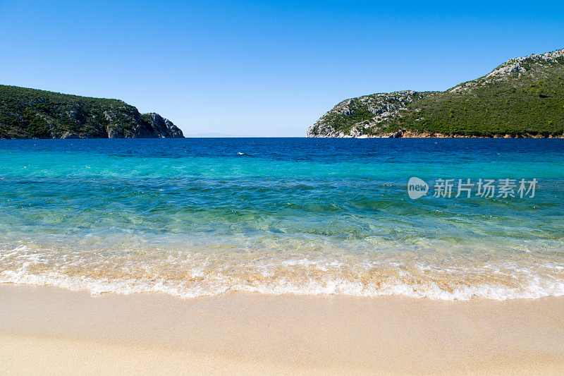 地中海蔚蓝的天空，夏日孤寂的海滩