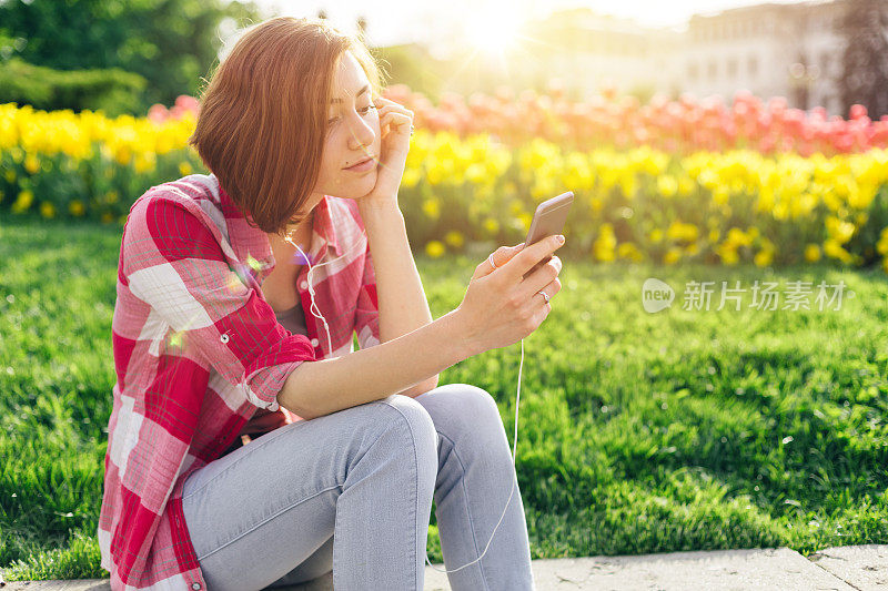 年轻女人发短信