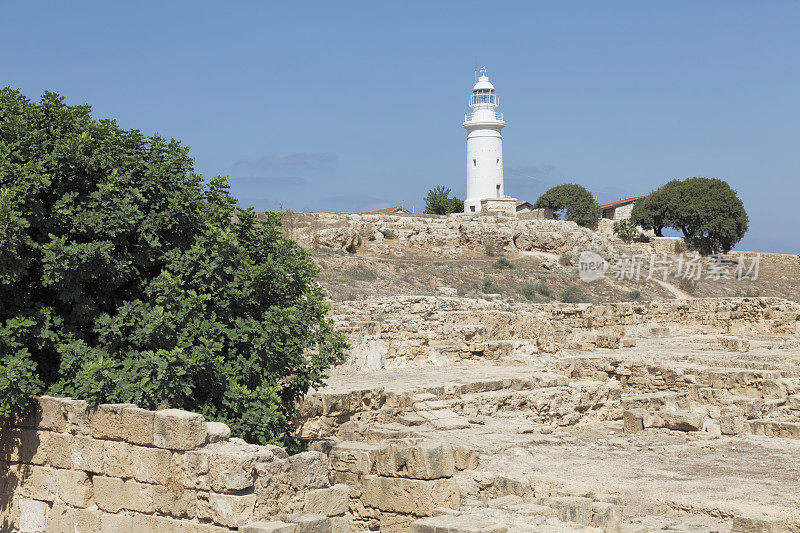 塞浦路斯蓝天下的白色帕福斯灯塔考古遗址
