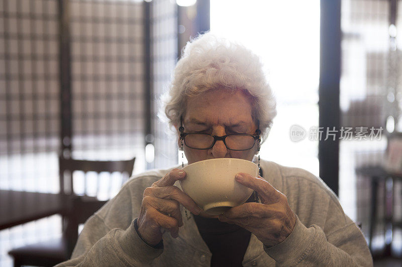 91岁老妇从碗里喝汤
