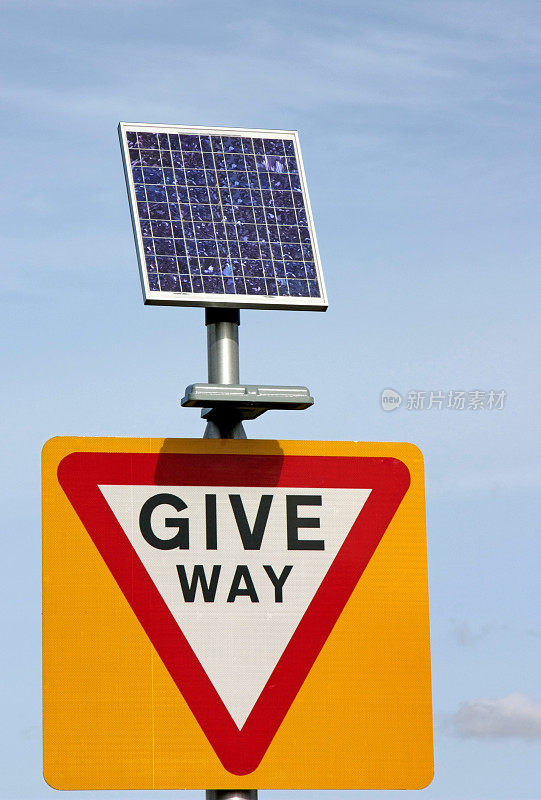 让路标志和太阳能电池板