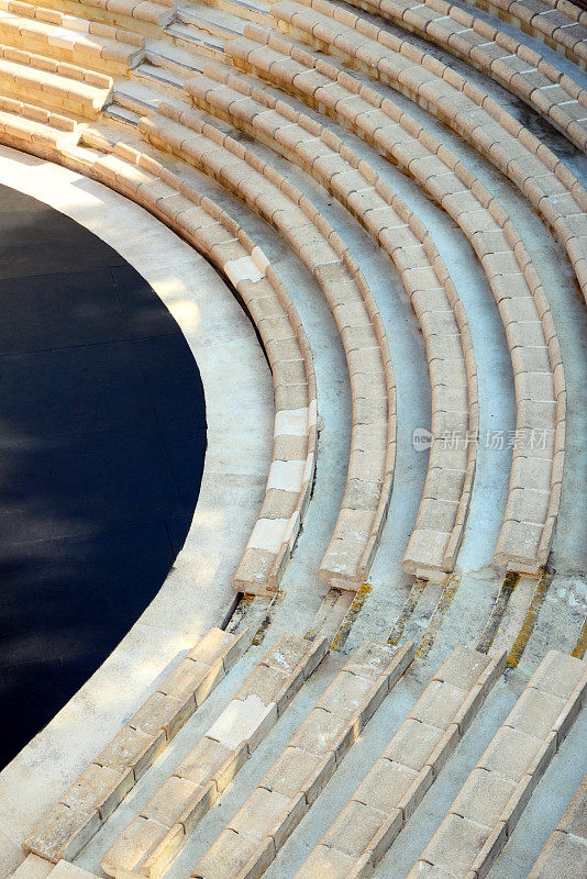 弯曲的石头Seating-Amphitheatre