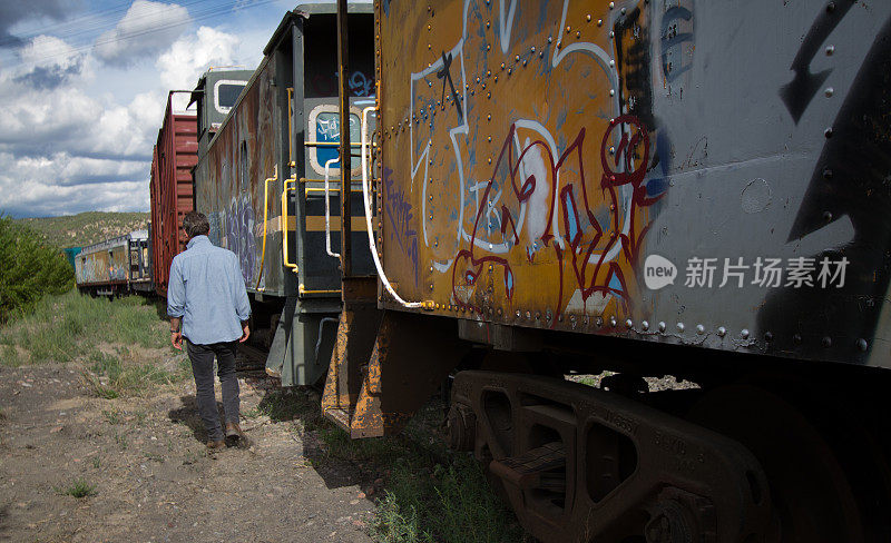 废弃的布满涂鸦的火车车厢