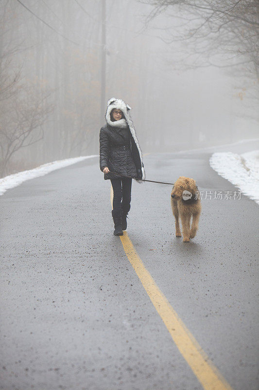 少女在雾霾中遛狗