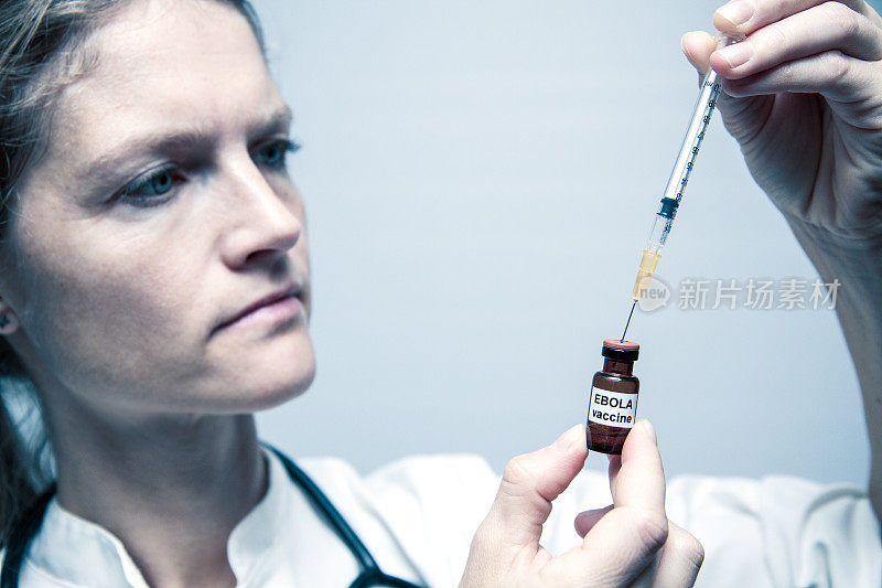 医生接种埃博拉疫苗