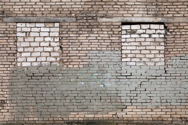 废弃的建筑，用砖砌的窗户