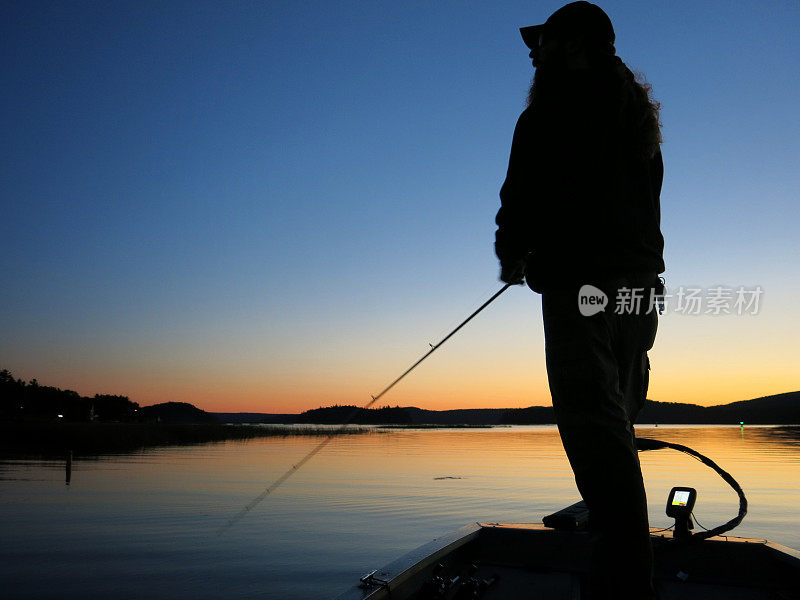 胡子鲈鱼淡水渔民日落剪影，塔珀湖，纽约