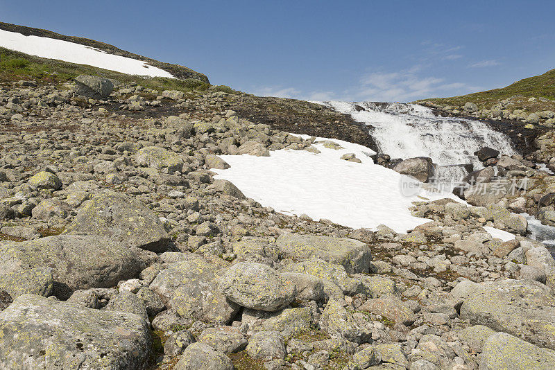 在Jotunheimen国家公园的岩石远足路线在夏天