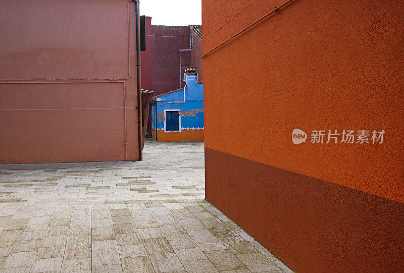 布拉诺，威尼斯:充满活力的橙色和蓝色建筑建筑细节