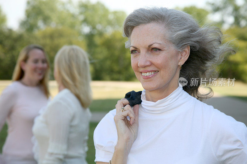 女人和她的女朋友享受这一天