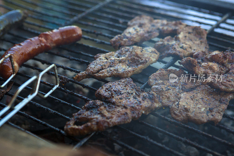 烤肉上的肉和香肠