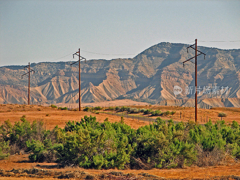 三根电线杆穿过崎岖的山区