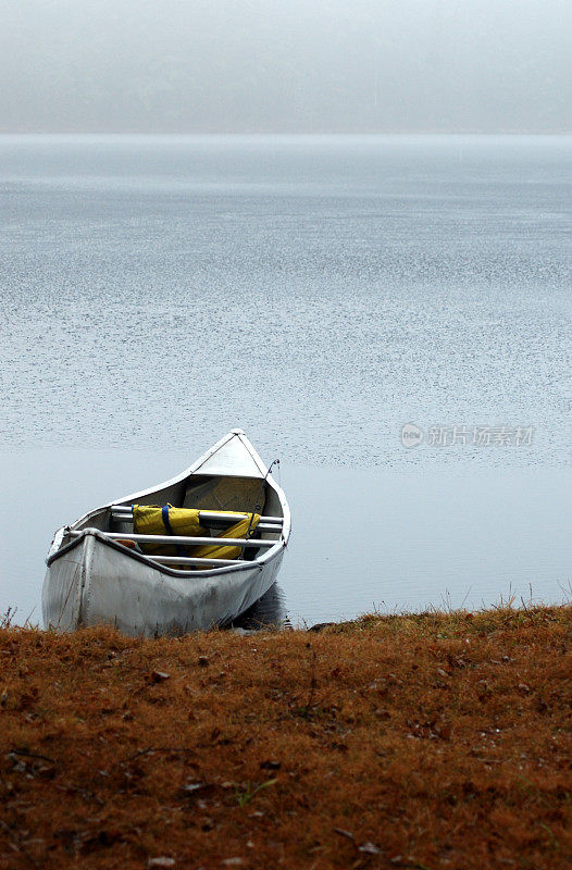 迷雾湖上的独木舟