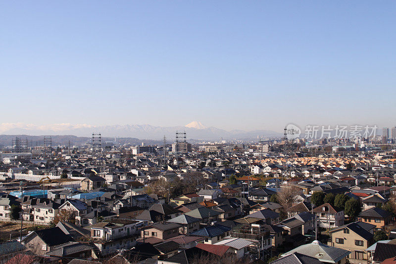 以富士山为背景的东京郊区