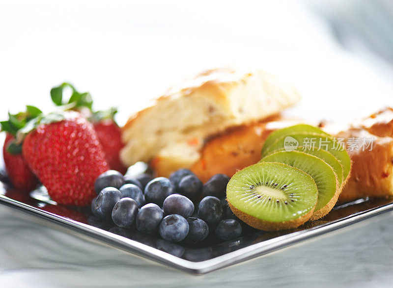 有水果和浆果的健康早餐