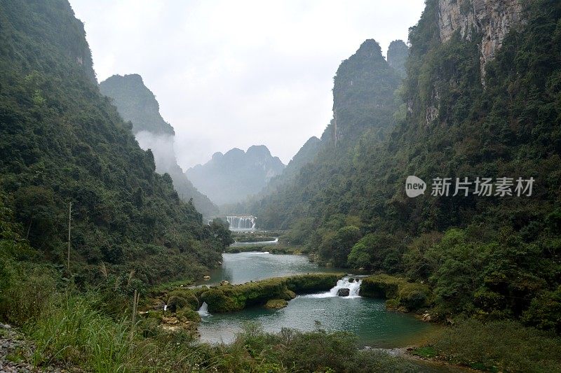 广西大新县年坝河沿岸的喀斯特丘陵