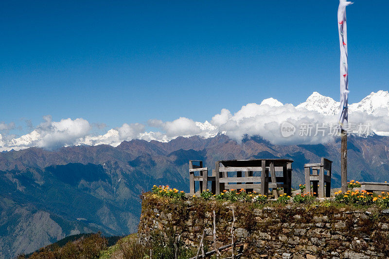 在尼泊尔，桌子上可以看到完美的山景