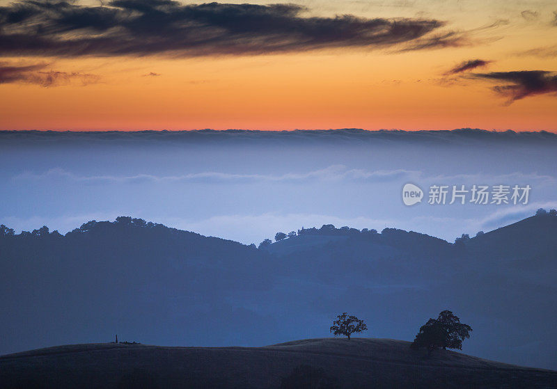 山丘上的雾层