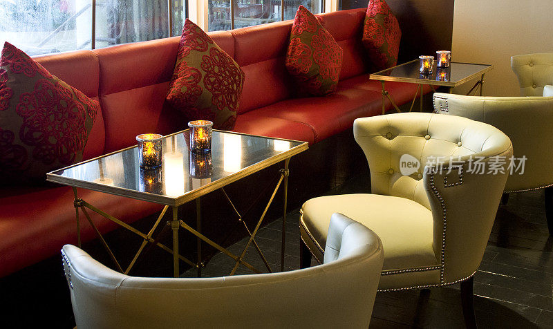 优雅的现代休闲区配有红色皮质沙发和黄色座椅