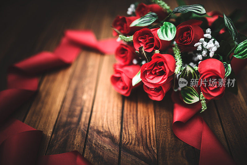 玫瑰和红丝带送给圣瓦伦丁