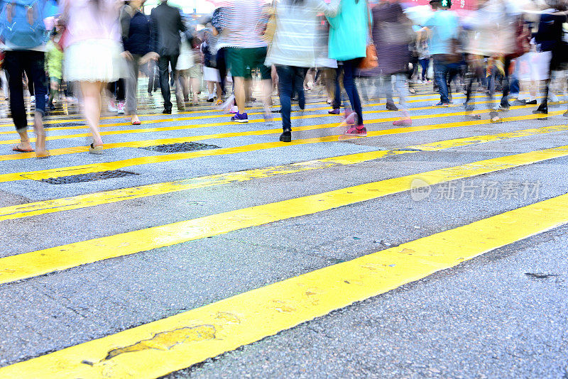 雨后穿过香港街道的行人