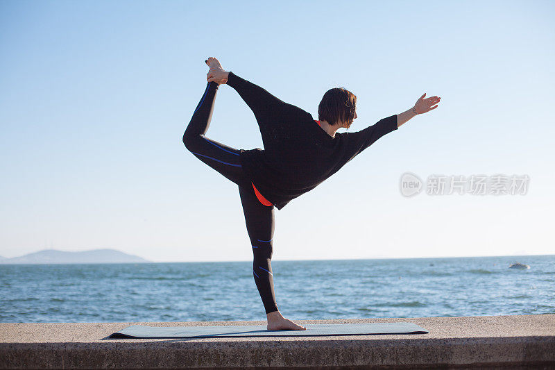 在海边做瑜伽的女人