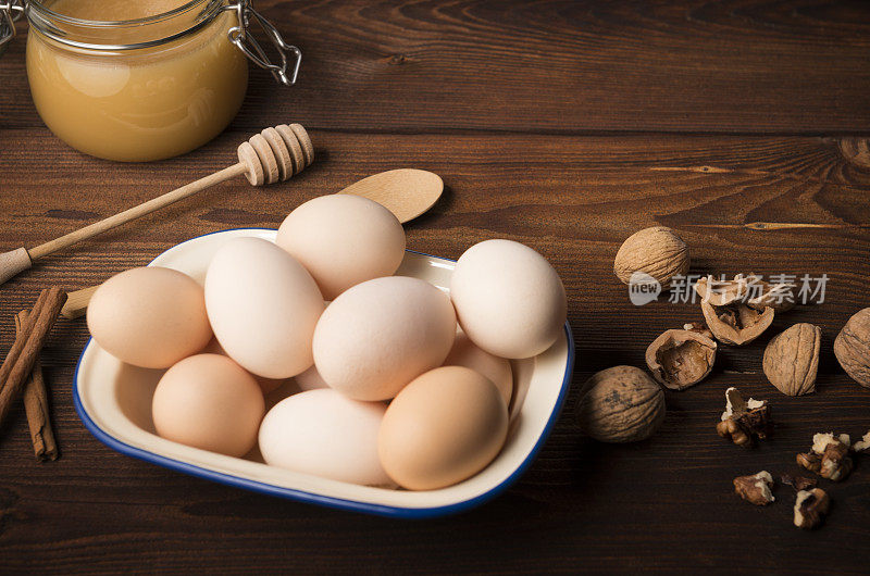 鸡蛋碗和烘焙材料放在木桌上