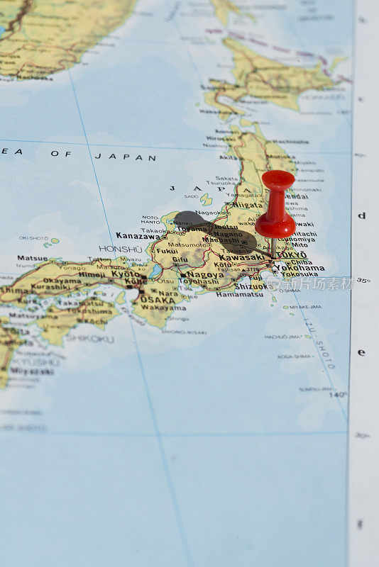 东京在地图上用红色图钉标出