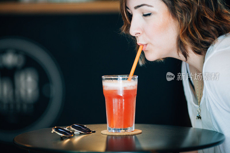 喝草莓柠檬水的女人