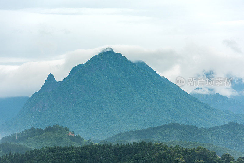 山上的云接近暴雨