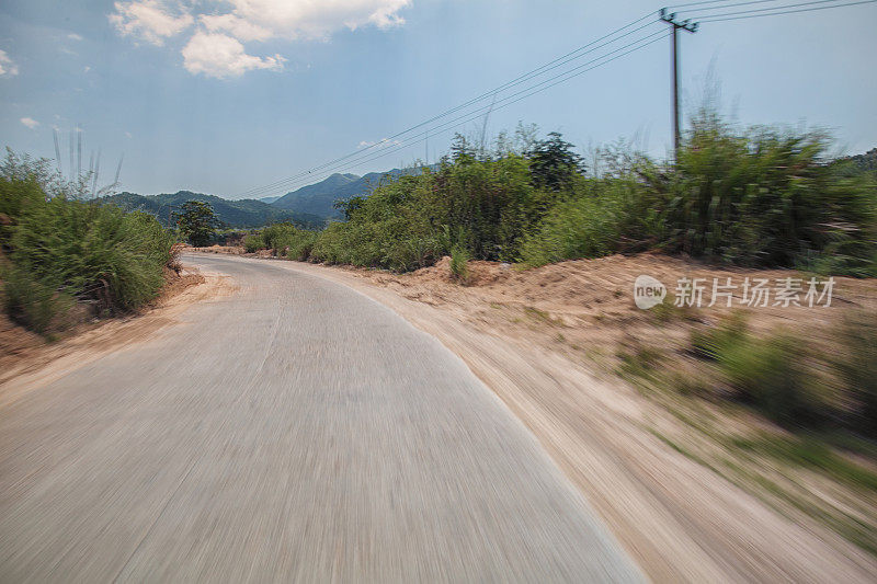 阳光灿烂的日子里的混凝土乡村公路