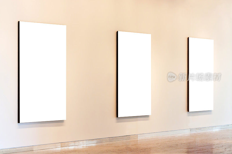 画廊墙上有三幅空白的白色油画，复制空间
