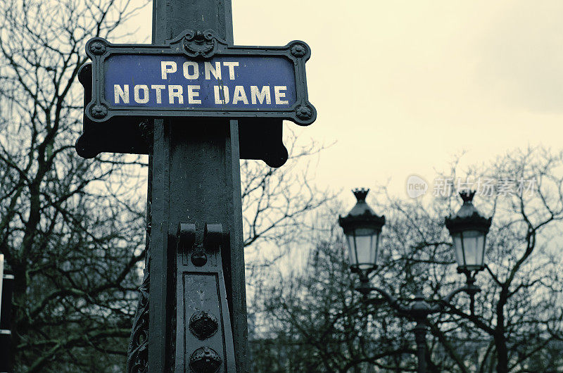 巴黎圣母院街的名字标志