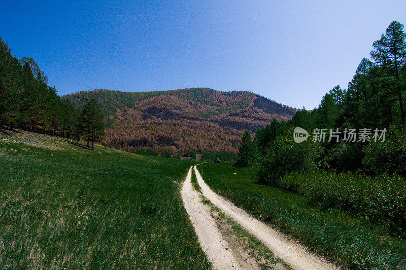 贝加尔湖的风景，山景和道路与燃烧的森林