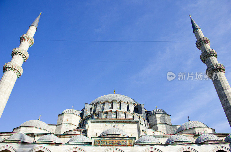 清真寺的圆顶和尖塔