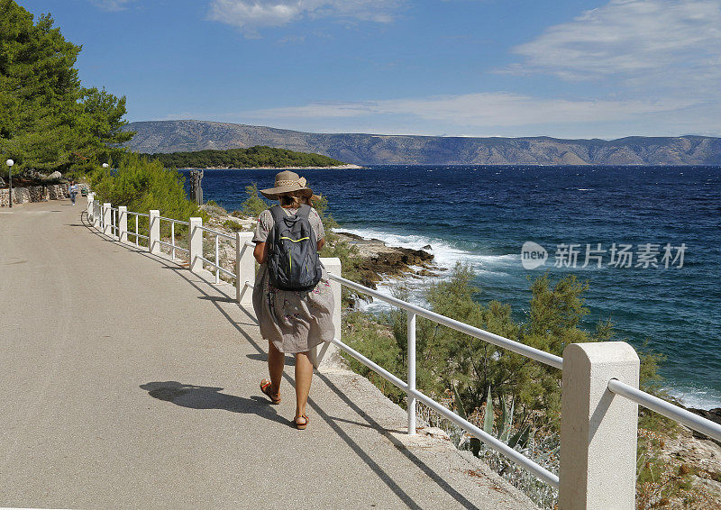 游客沿着海岸散步