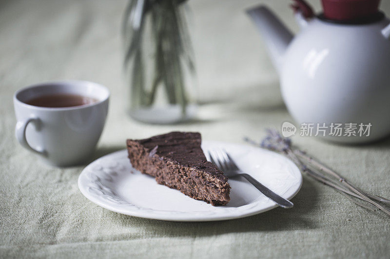 巧克力蛋糕，一杯茶和一个茶壶