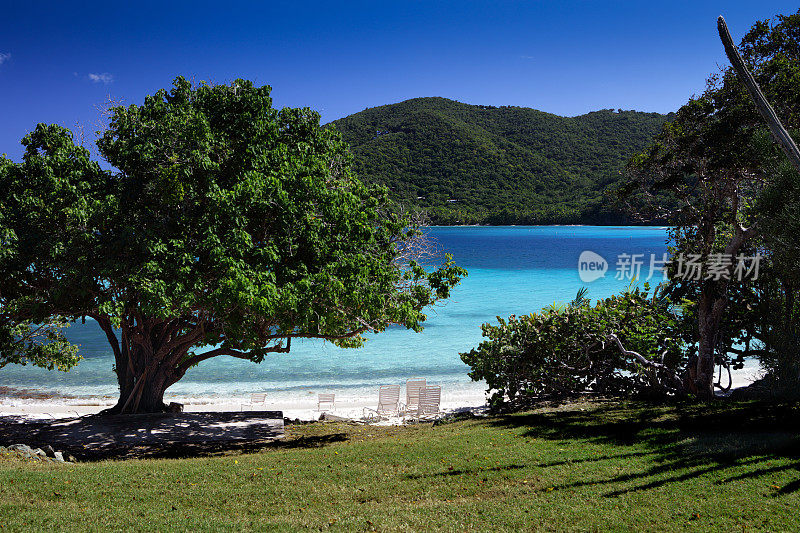 从Caneel湾，圣约翰热带海滩的景色