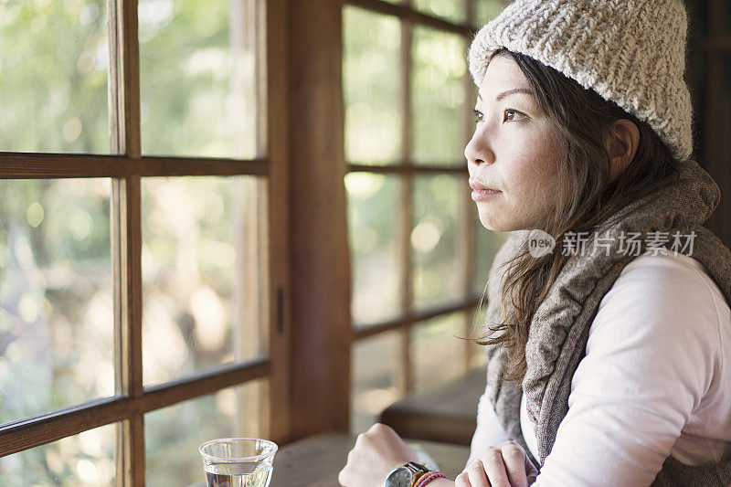 中年妇女在咖啡厅休息