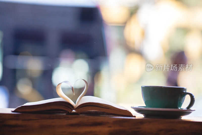 用书页和咖啡做成的心形