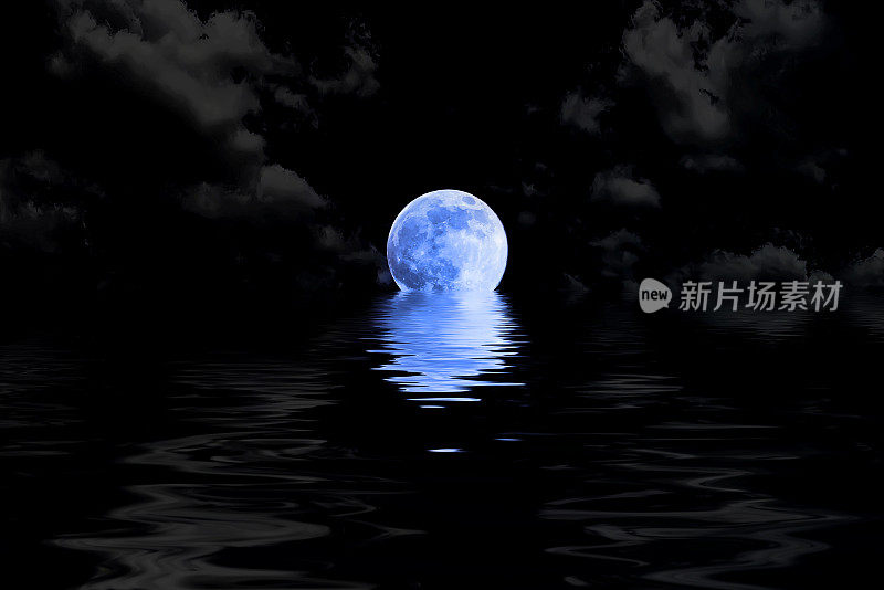 暗蓝色的满月在云与水的倒影