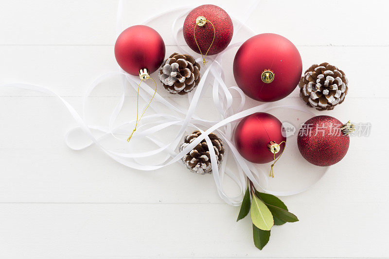 圣诞装饰物和松果的背景