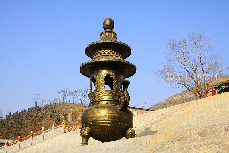 一座寺庙里的青铜香炉，特写照片